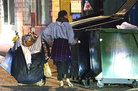  صورة رقم 17 - صور: عارضة أزياء شهيرة متشردة في الشوارع بسبب المخدرات وتأكل الطعام من القمامة!