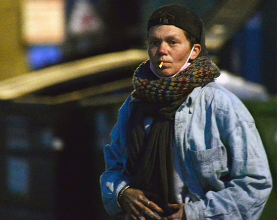  صورة رقم 19 - صور: عارضة أزياء شهيرة متشردة في الشوارع بسبب المخدرات وتأكل الطعام من القمامة!