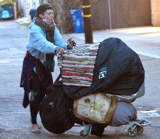  صورة رقم 20 - صور: عارضة أزياء شهيرة متشردة في الشوارع بسبب المخدرات وتأكل الطعام من القمامة!