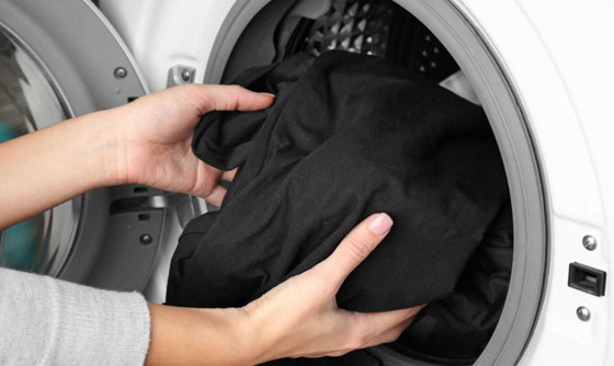  صورة رقم 1 - لحمايتها من بهتان اللون.. إليكم نصائح مهمة لغسل الملابس السوداء