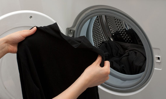  صورة رقم 3 - لحمايتها من بهتان اللون.. إليكم نصائح مهمة لغسل الملابس السوداء