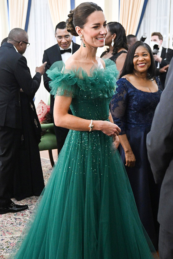  صورة رقم 4 - صور: كيت ميدلتون بفستان أخضر زمردي خلاب في جامايكا.. ما كلفته؟