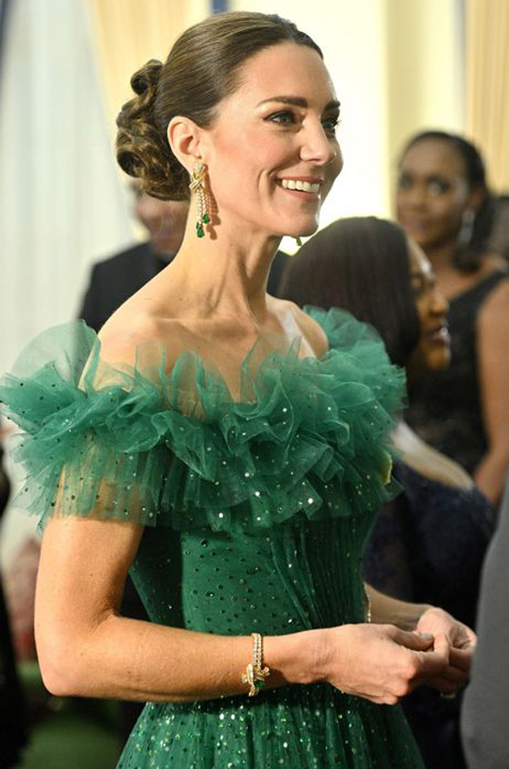  صورة رقم 9 - صور: كيت ميدلتون بفستان أخضر زمردي خلاب في جامايكا.. ما كلفته؟