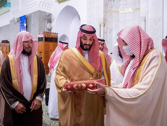 فيديو: ولي العهد السعودي يصلي بمسجد قباء النبوي ويطلق مشروع توسعته صورة رقم 8