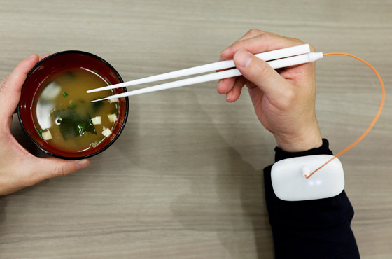  صورة رقم 1 - اليابان: ابتكار أعواد طعام كهربائية تجعل مذاق الطعام أكثر ملوحة! فيديو