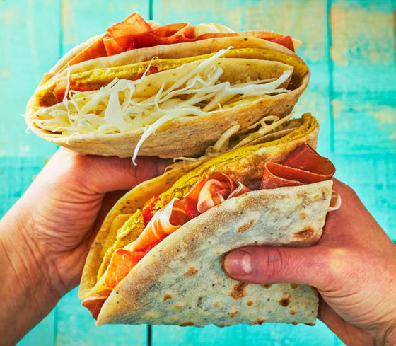  صورة رقم 12 - سهلة، سريعة ولذيذة.. إليكم 3 وصفات بخبز التورتيلا المكسيكي