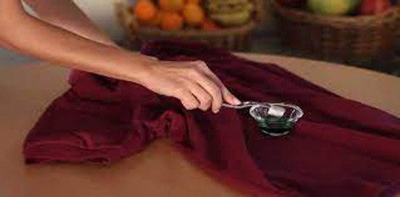  صورة رقم 5 - وصفة سحرية للتخلص من بقع الزيت العنيدة على الملابس