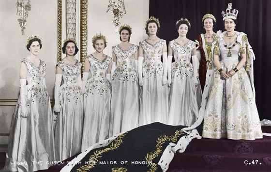 صورة رقم 4 - بالصور: إليكم أبرز الإطلالات الأيقونية للملكة إليزابيث خلال حكمها