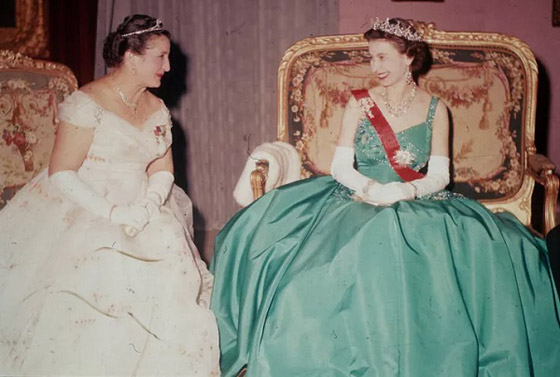  صورة رقم 8 - بالصور: إليكم أبرز الإطلالات الأيقونية للملكة إليزابيث خلال حكمها