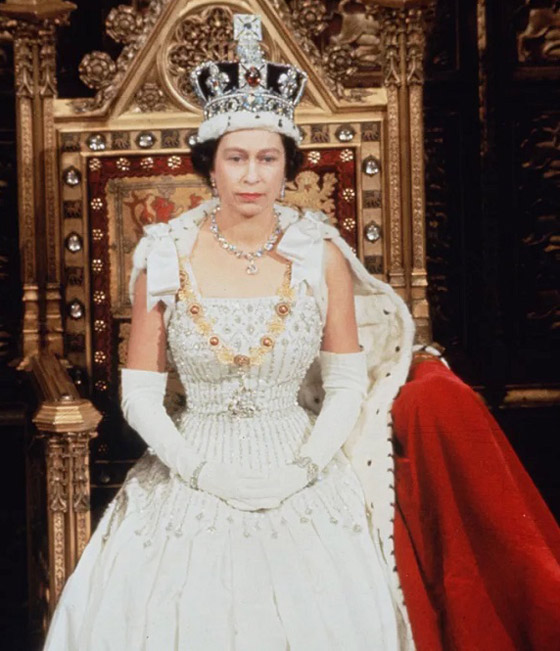  صورة رقم 11 - بالصور: إليكم أبرز الإطلالات الأيقونية للملكة إليزابيث خلال حكمها