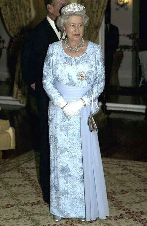  صورة رقم 17 - بالصور: إليكم أبرز الإطلالات الأيقونية للملكة إليزابيث خلال حكمها