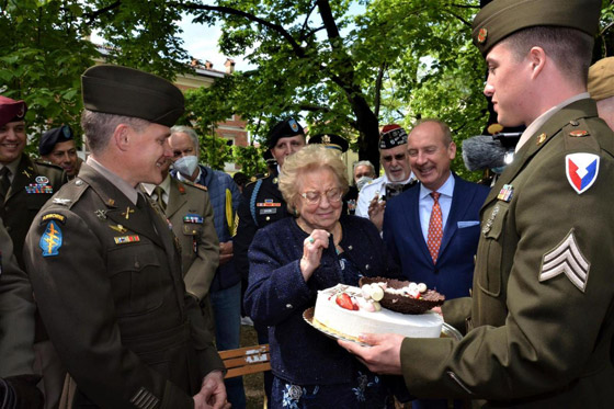  صورة رقم 6 - قصة كعكة من الحرب العالمية الثانية.. عادت لصاحبتها! فيديو وصور