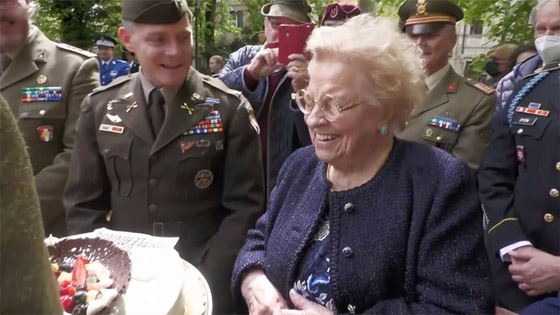  صورة رقم 8 - قصة كعكة من الحرب العالمية الثانية.. عادت لصاحبتها! فيديو وصور