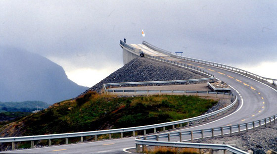 جسر مرعب في النرويج يسقطك أمتارا لقبر مائي.. لكنه آمن! صورة رقم 6