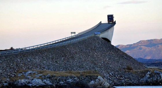 جسر مرعب في النرويج يسقطك أمتارا لقبر مائي.. لكنه آمن! صورة رقم 1