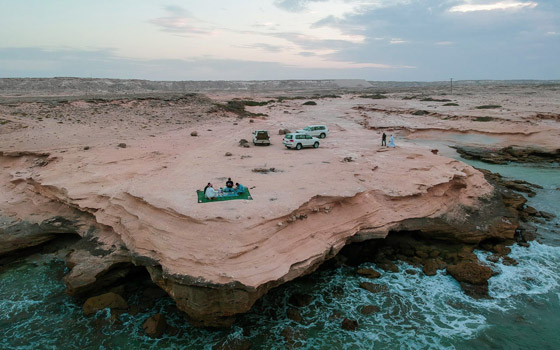 صورة رقم 4 - مشهد إفطار رمضاني ساحر فوق جرف مطل على الأمواج بسلطنة عمان.. صور