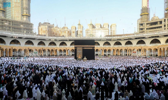 فيديو وصور: ملايين المسلمين يؤدون صلاة عيد الفطر ويحتفلون بدول عدة صورة رقم 1
