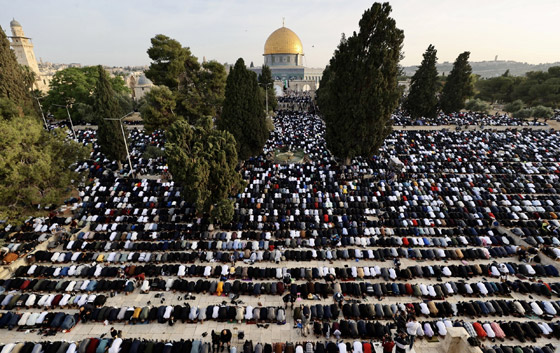 فيديو وصور: ملايين المسلمين يؤدون صلاة عيد الفطر ويحتفلون بدول عدة صورة رقم 2