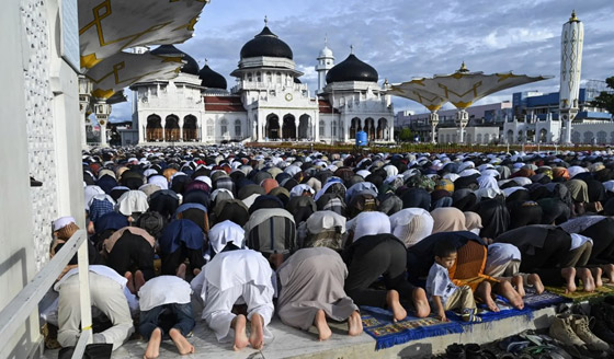 فيديو وصور: ملايين المسلمين يؤدون صلاة عيد الفطر ويحتفلون بدول عدة صورة رقم 3