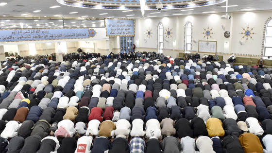 فيديو وصور: ملايين المسلمين يؤدون صلاة عيد الفطر ويحتفلون بدول عدة صورة رقم 8