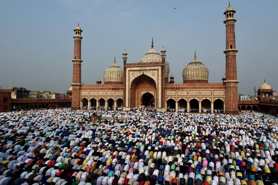 فيديو وصور: ملايين المسلمين يؤدون صلاة عيد الفطر ويحتفلون بدول عدة صورة رقم 6