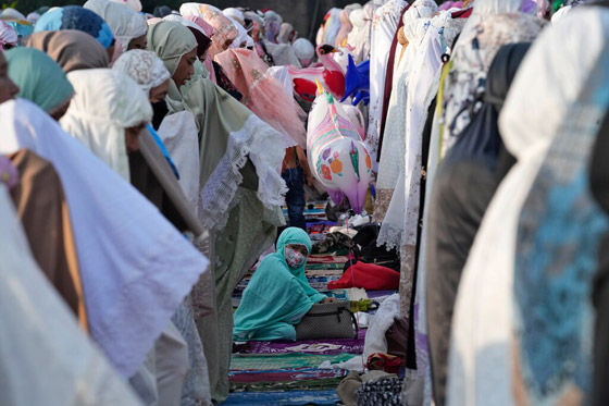 فيديو وصور: ملايين المسلمين يؤدون صلاة عيد الفطر ويحتفلون بدول عدة صورة رقم 9