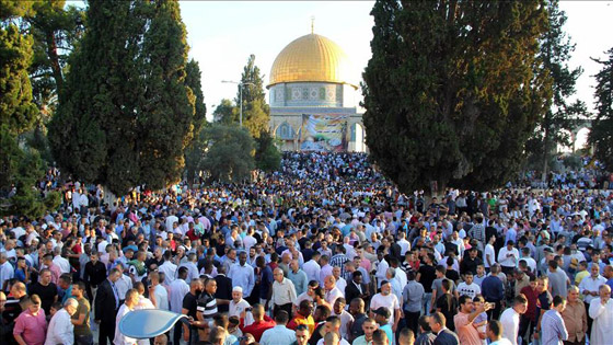 فيديو وصور: ملايين المسلمين يؤدون صلاة عيد الفطر ويحتفلون بدول عدة صورة رقم 10