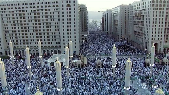 فيديو وصور: ملايين المسلمين يؤدون صلاة عيد الفطر ويحتفلون بدول عدة صورة رقم 11
