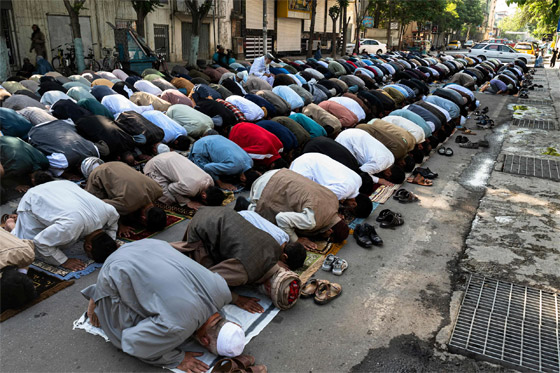 فيديو وصور: ملايين المسلمين يؤدون صلاة عيد الفطر ويحتفلون بدول عدة صورة رقم 13