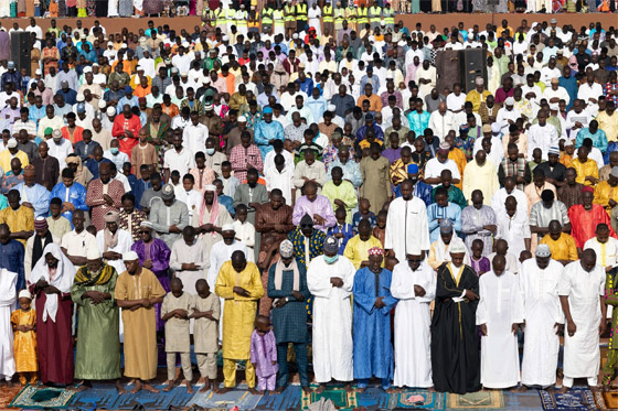 فيديو وصور: ملايين المسلمين يؤدون صلاة عيد الفطر ويحتفلون بدول عدة صورة رقم 14
