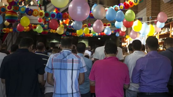 فيديو وصور: ملايين المسلمين يؤدون صلاة عيد الفطر ويحتفلون بدول عدة صورة رقم 17