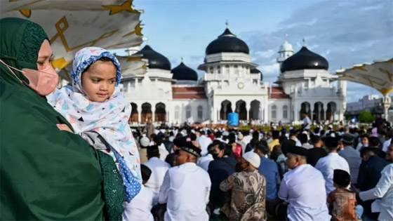 فيديو وصور: ملايين المسلمين يؤدون صلاة عيد الفطر ويحتفلون بدول عدة صورة رقم 19