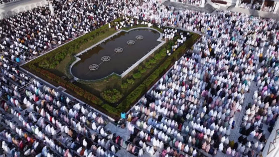 فيديو وصور: ملايين المسلمين يؤدون صلاة عيد الفطر ويحتفلون بدول عدة صورة رقم 20