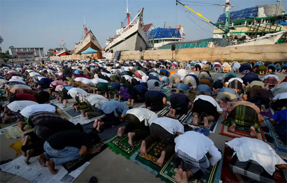 فيديو وصور: ملايين المسلمين يؤدون صلاة عيد الفطر ويحتفلون بدول عدة صورة رقم 21