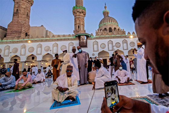 فيديو وصور: ملايين المسلمين يؤدون صلاة عيد الفطر ويحتفلون بدول عدة صورة رقم 22