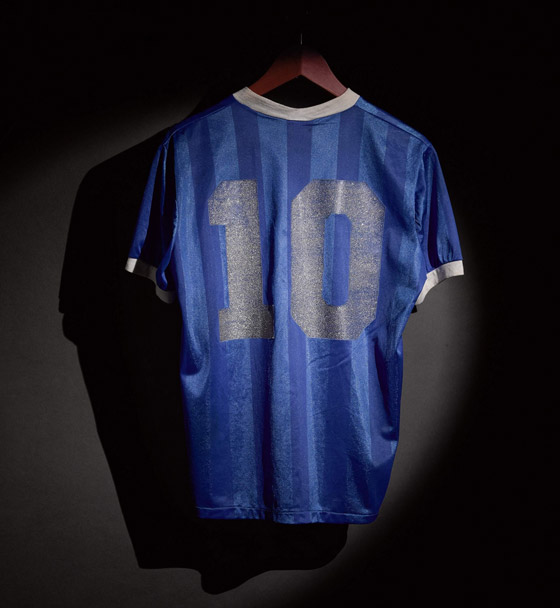  صورة رقم 6 - بيع أشهر قميص لمارادونا بمبلغ قياسي! ارتداه بمباراة سجل هدفا بيده! صور