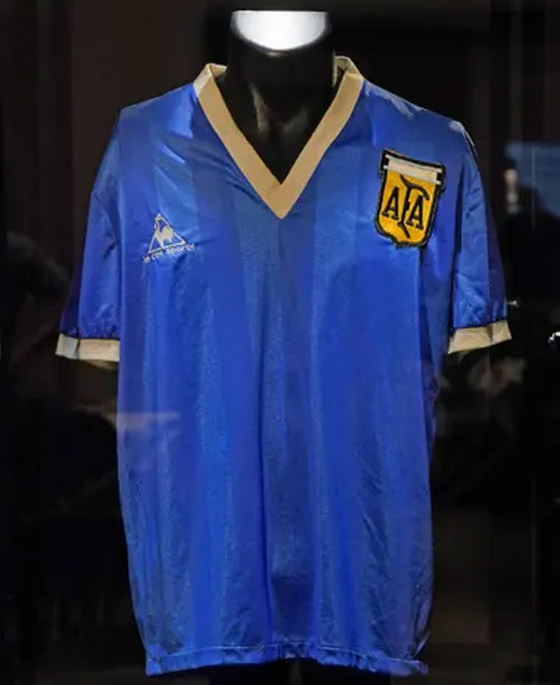  صورة رقم 14 - بيع أشهر قميص لمارادونا بمبلغ قياسي! ارتداه بمباراة سجل هدفا بيده! صور