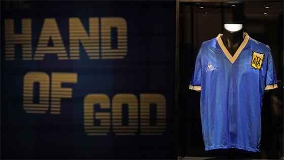  صورة رقم 15 - بيع أشهر قميص لمارادونا بمبلغ قياسي! ارتداه بمباراة سجل هدفا بيده! صور