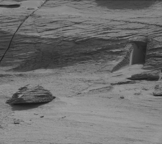  صورة رقم 1 - هيكل غامض على كوكب المريخ يبدو كأنه 