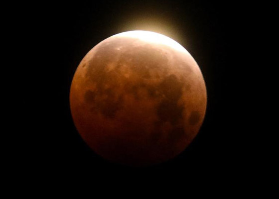  صورة رقم 2 - أول خسوف لعام 2022: السماء تتزين بظاهرة القمر الدموي ليلة الغد