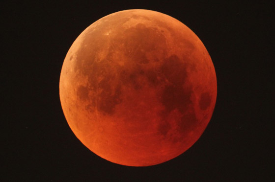  صورة رقم 3 - أول خسوف لعام 2022: السماء تتزين بظاهرة القمر الدموي ليلة الغد
