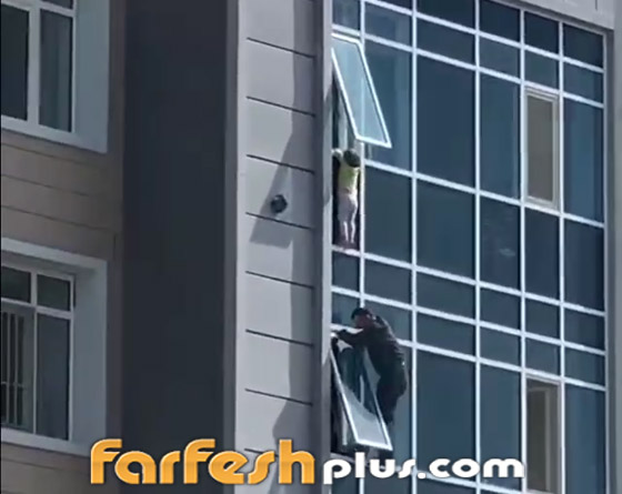  صورة رقم 2 - فيديو يحبس الأنفاس لطفلة تتدلى من الطابق الثامن.. ورجل يخاطر بحياته!