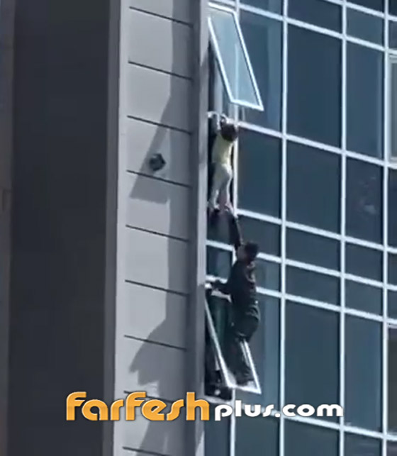  صورة رقم 3 - فيديو يحبس الأنفاس لطفلة تتدلى من الطابق الثامن.. ورجل يخاطر بحياته!