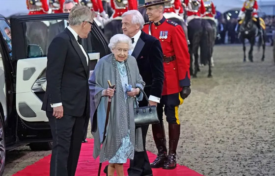  صورة رقم 2 - احتفالاً باليوبيل البلاتيني.. الملكة إليزابيث تحضر ختام عرض للخيول