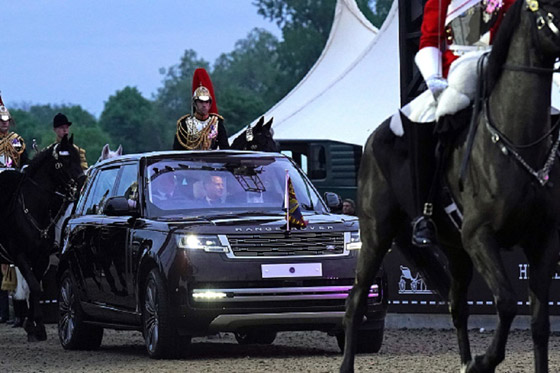  صورة رقم 6 - احتفالاً باليوبيل البلاتيني.. الملكة إليزابيث تحضر ختام عرض للخيول
