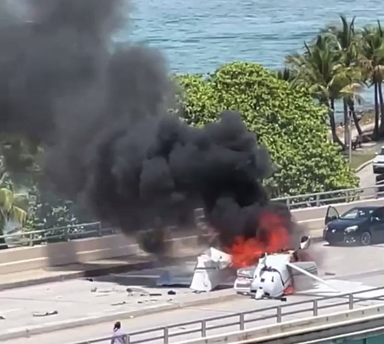  صورة رقم 4 - فيديو صادم: طائرة تسقط فوق جسر وتصطدم بسيارة بداخلها امرأة وطفلان!