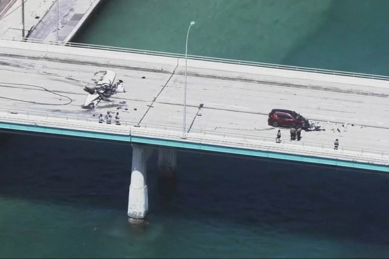  صورة رقم 5 - فيديو صادم: طائرة تسقط فوق جسر وتصطدم بسيارة بداخلها امرأة وطفلان!