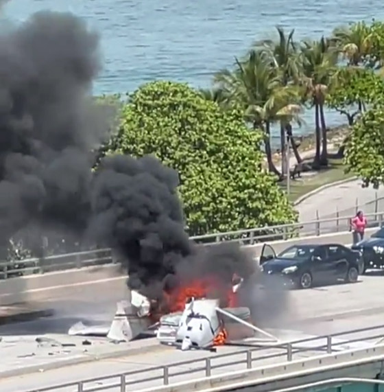  صورة رقم 6 - فيديو صادم: طائرة تسقط فوق جسر وتصطدم بسيارة بداخلها امرأة وطفلان!