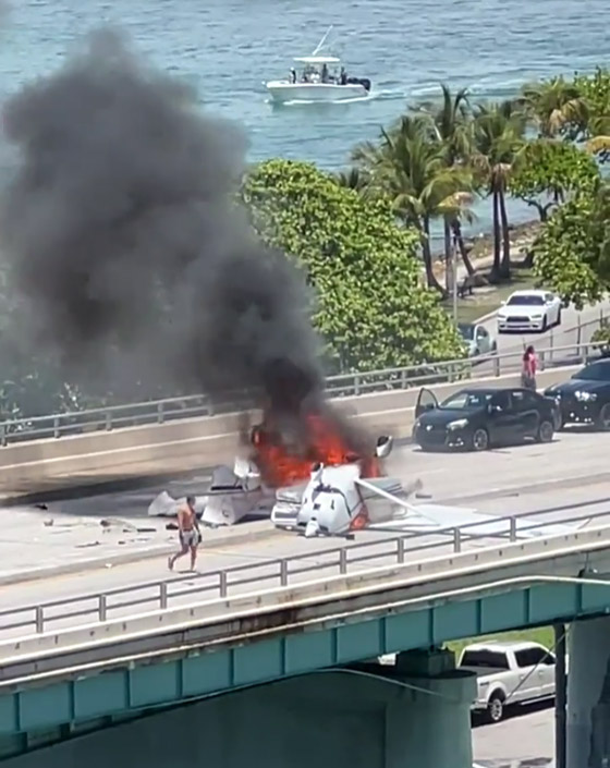 صورة رقم 7 - فيديو صادم: طائرة تسقط فوق جسر وتصطدم بسيارة بداخلها امرأة وطفلان!