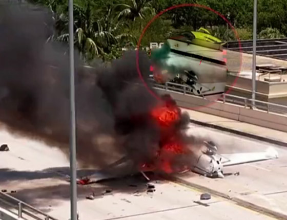  صورة رقم 8 - فيديو صادم: طائرة تسقط فوق جسر وتصطدم بسيارة بداخلها امرأة وطفلان!